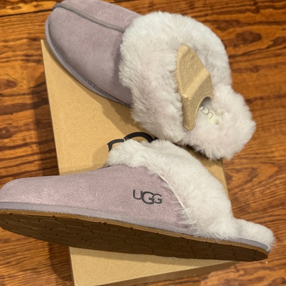 NEW UGG Women's Slippers with Cream Sheepskin - Picture 2 of 3